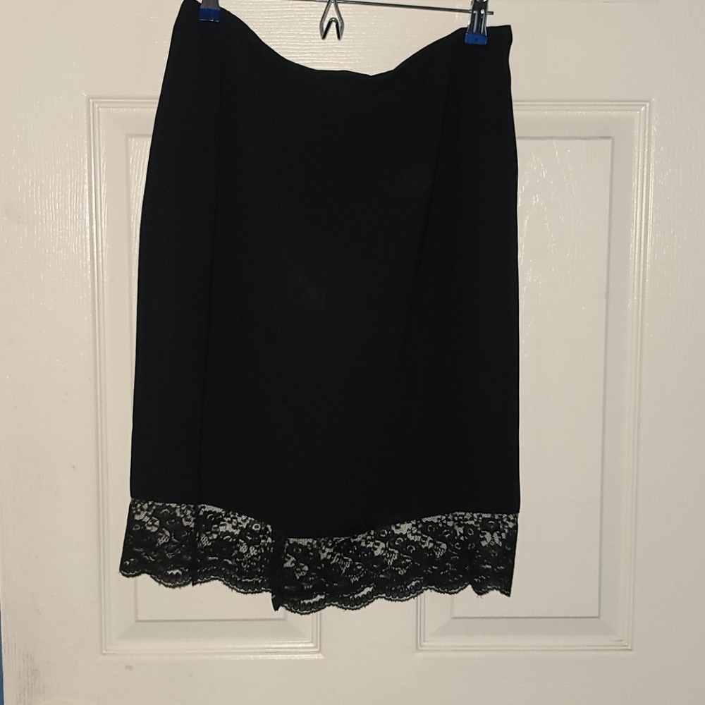 BLACK MIDI SKIRT W/LACE TRIM